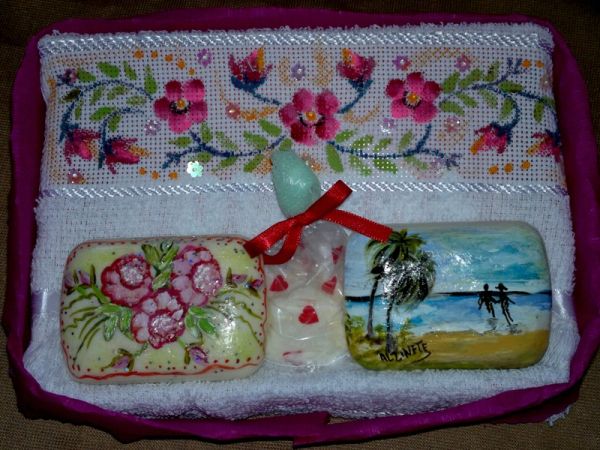 Kit Toalha Pequena e 02 Sabonetes